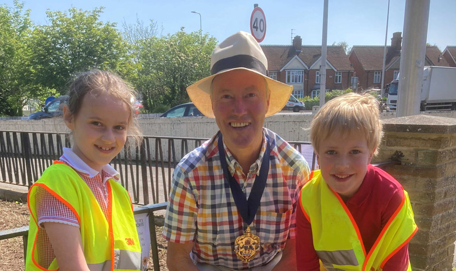 Cllr Nigel Foot And Children From Falkland Primary School Edit2