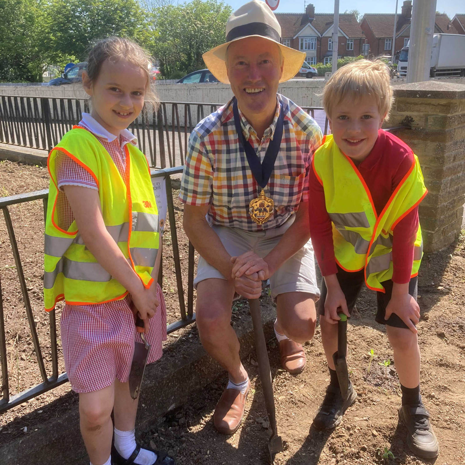 Cllr Nigel Foot And Children From Falkland Primary School Edit2