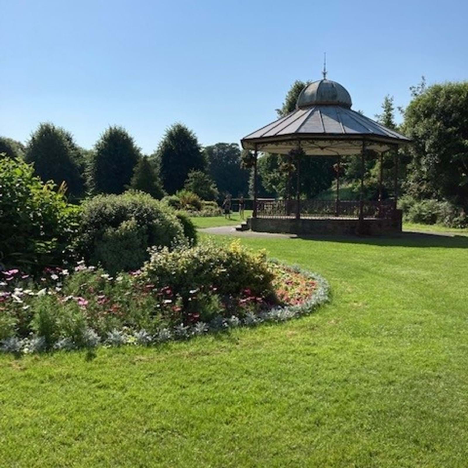 VP Sunshine Flowerbed Bandstand